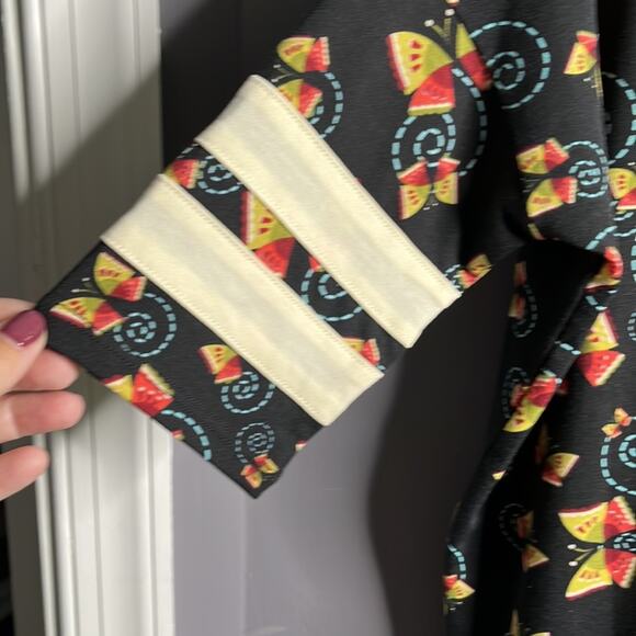 Lularoe Oversize Black Top With Butterfly Print Short Sleeve Size XXS - Picture 3 of 8